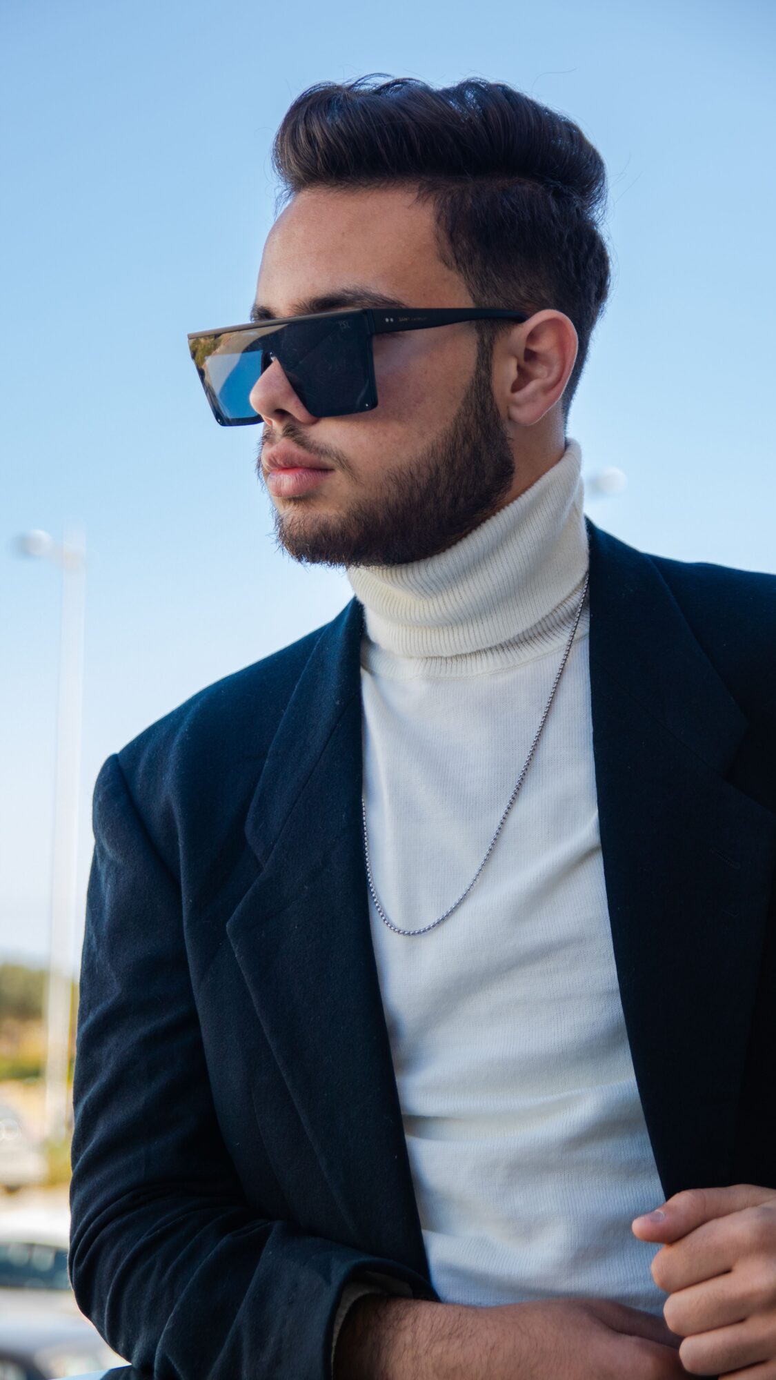 From XXL bag to square watch, the masculine look of 2026 3 Les lunettes deviennent presque architecturales Du sac XXL a la montre carree lallure masculine de 2026 Modalova