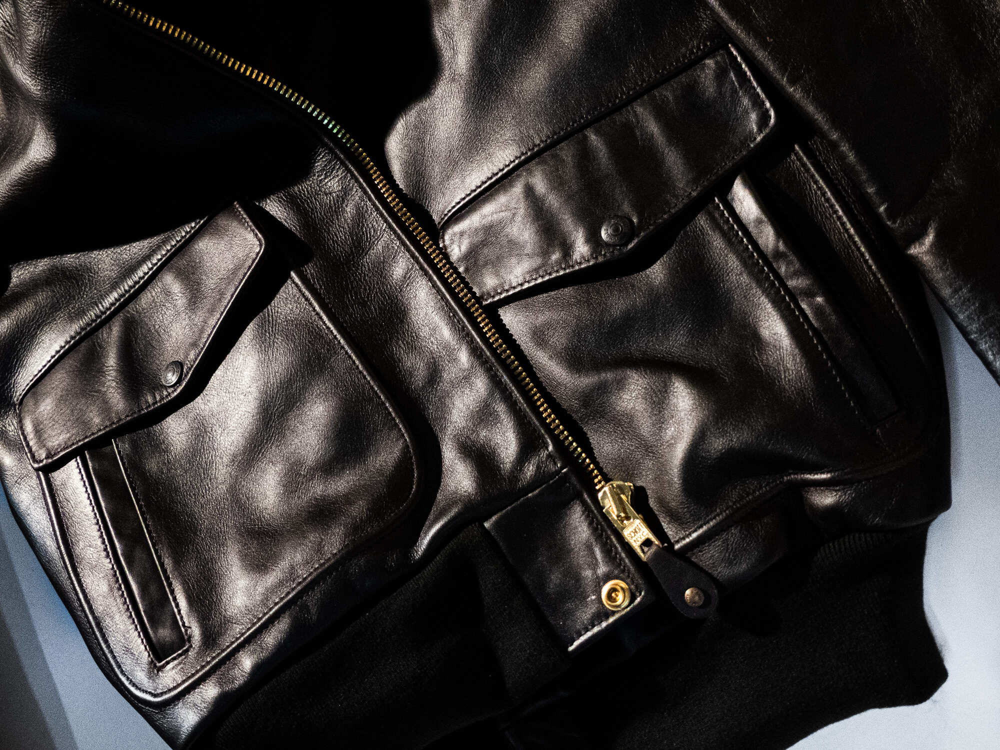 Leather jacket: the signs of a piece made to last 2 Ce qui distingue un beau cuir dun modele dentree de gamme Veste en cuir les signes dune piece faite pour durer Modalova 1