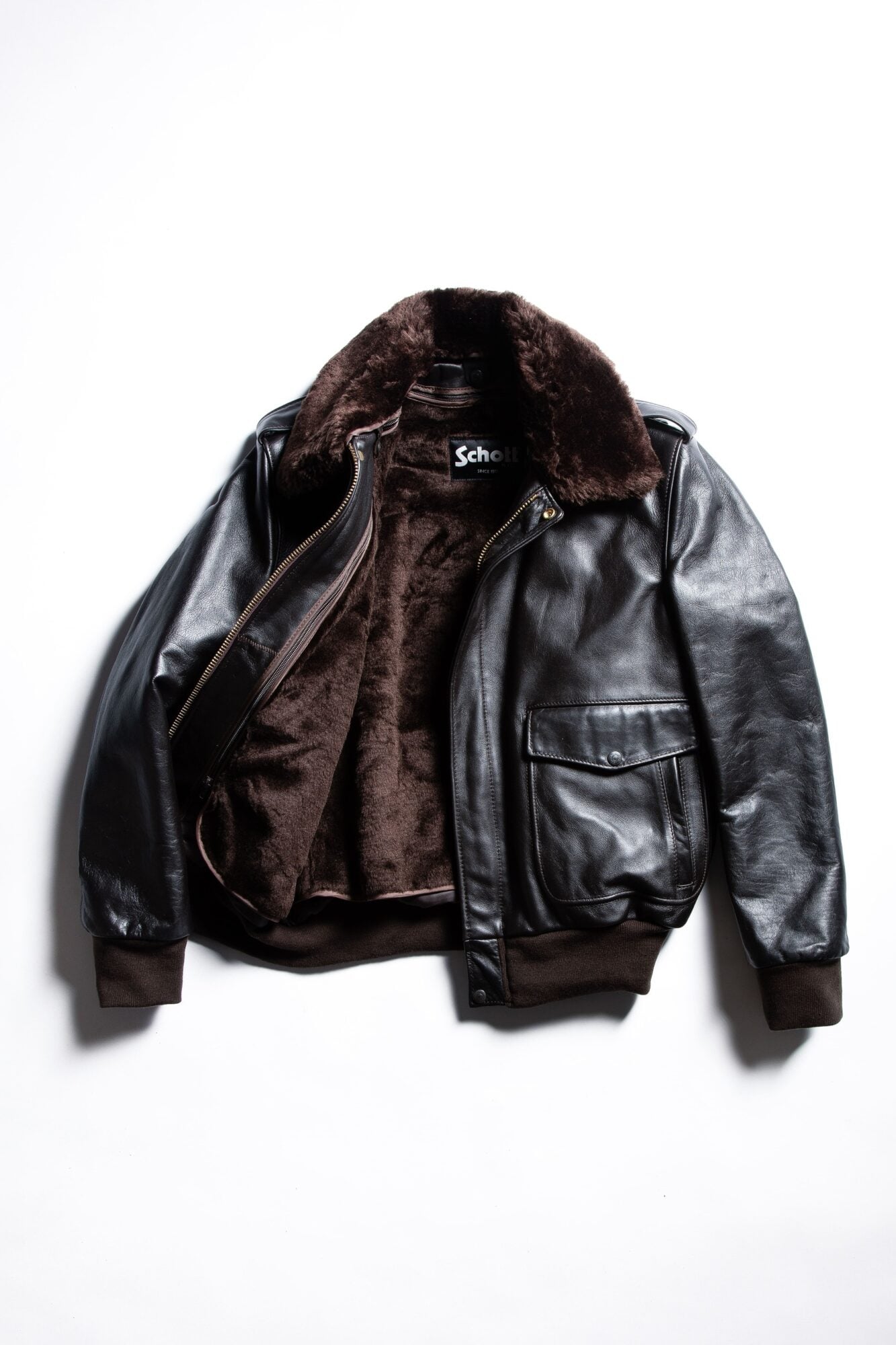 Leather jacket: the signs of a piece made to last 3 Pourquoi un cuir de qualite gagne en caractere Veste en cuir les signes dune piece faite pour durer Modalova 2