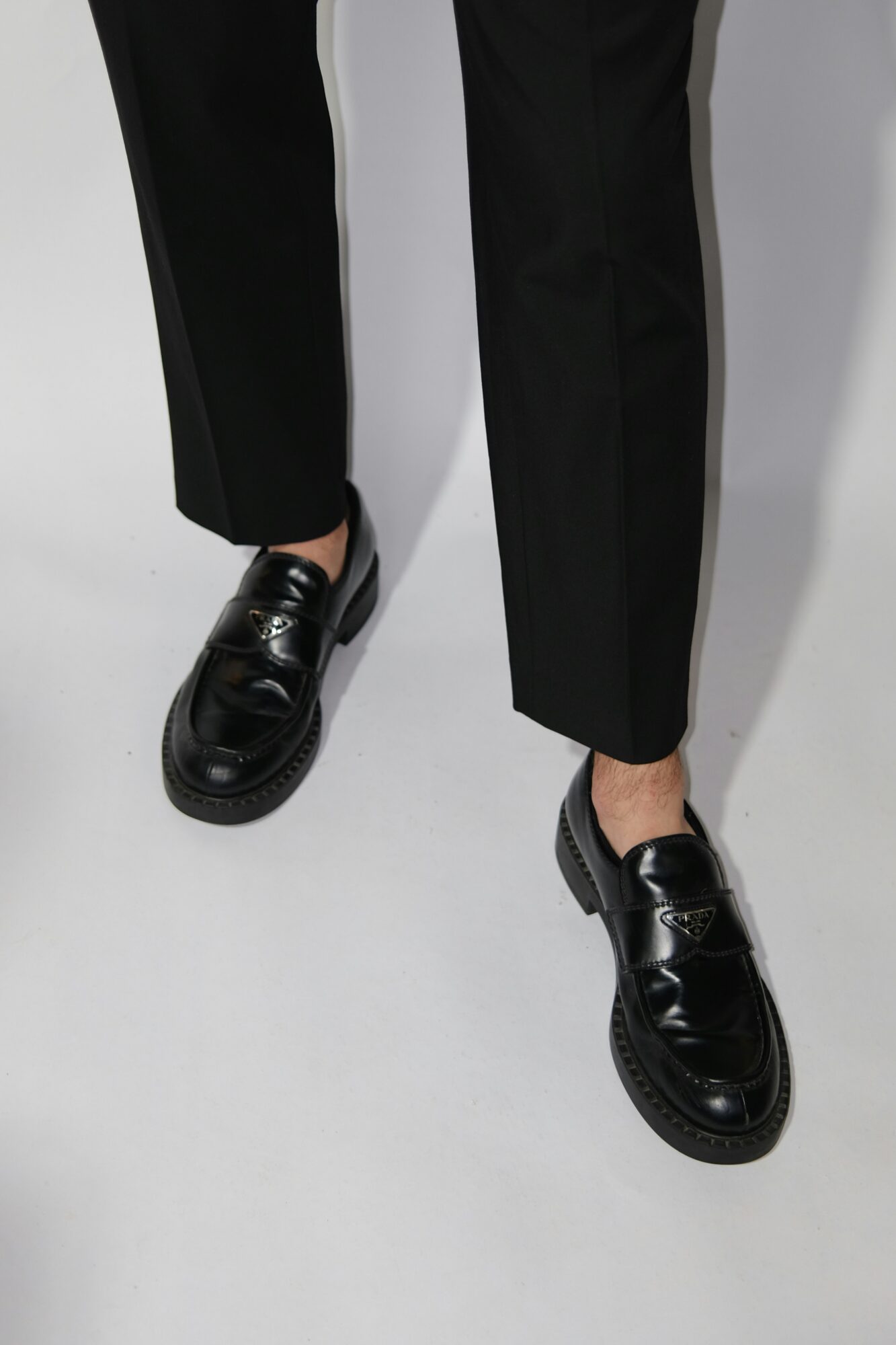 The shoes that reinvent men's suits 2 Le loafer nouvelle signature du tailoring Les chaussures qui reinventent le costume homme Modalova