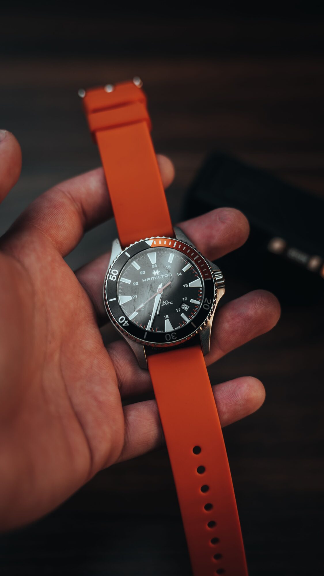 A Watch, Three Styles: The Chic of the Rubber Bracelet 2 Quand le sport chic gagne lhorlogerie Une montre trois allures le chic du bracelet caoutchouc Modalova