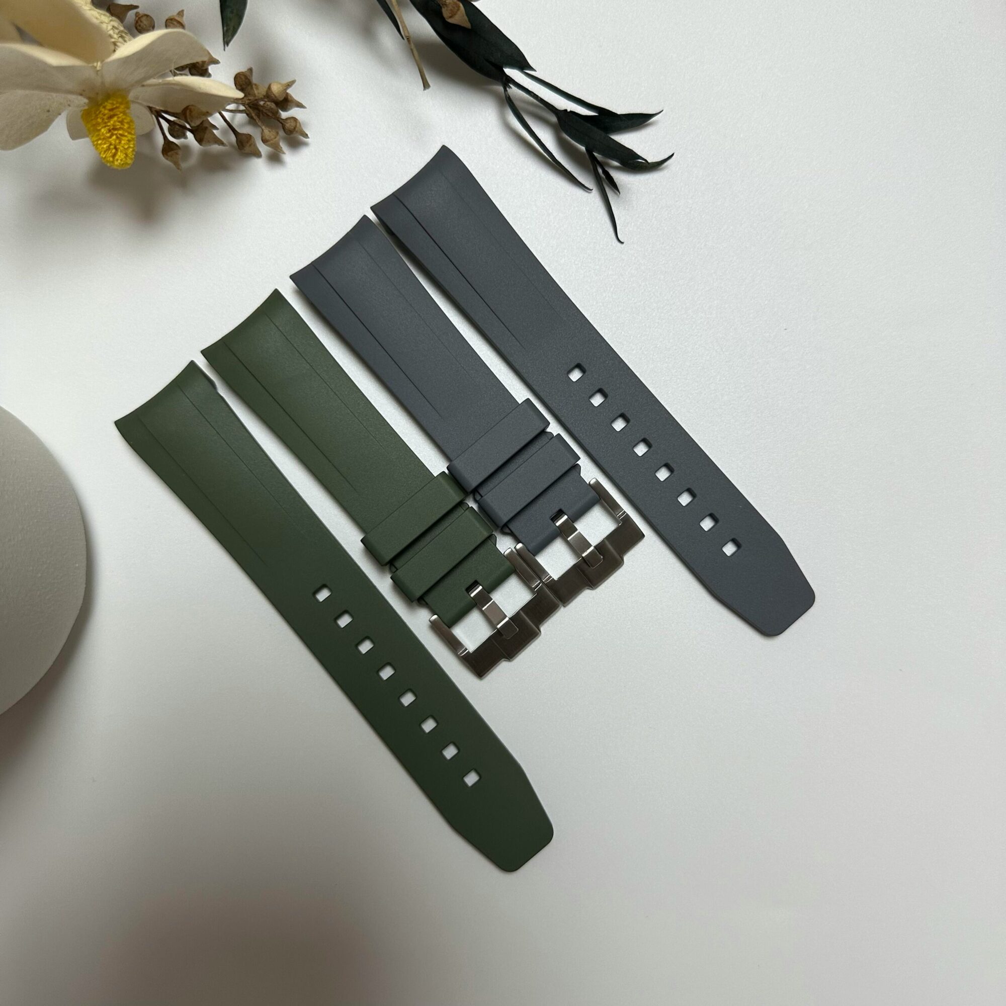 A Watch, Three Styles: The Chic of the Rubber Bracelet 3 Quelques millimetres qui changent tout Une montre trois allures le chic du bracelet caoutchouc Modalova